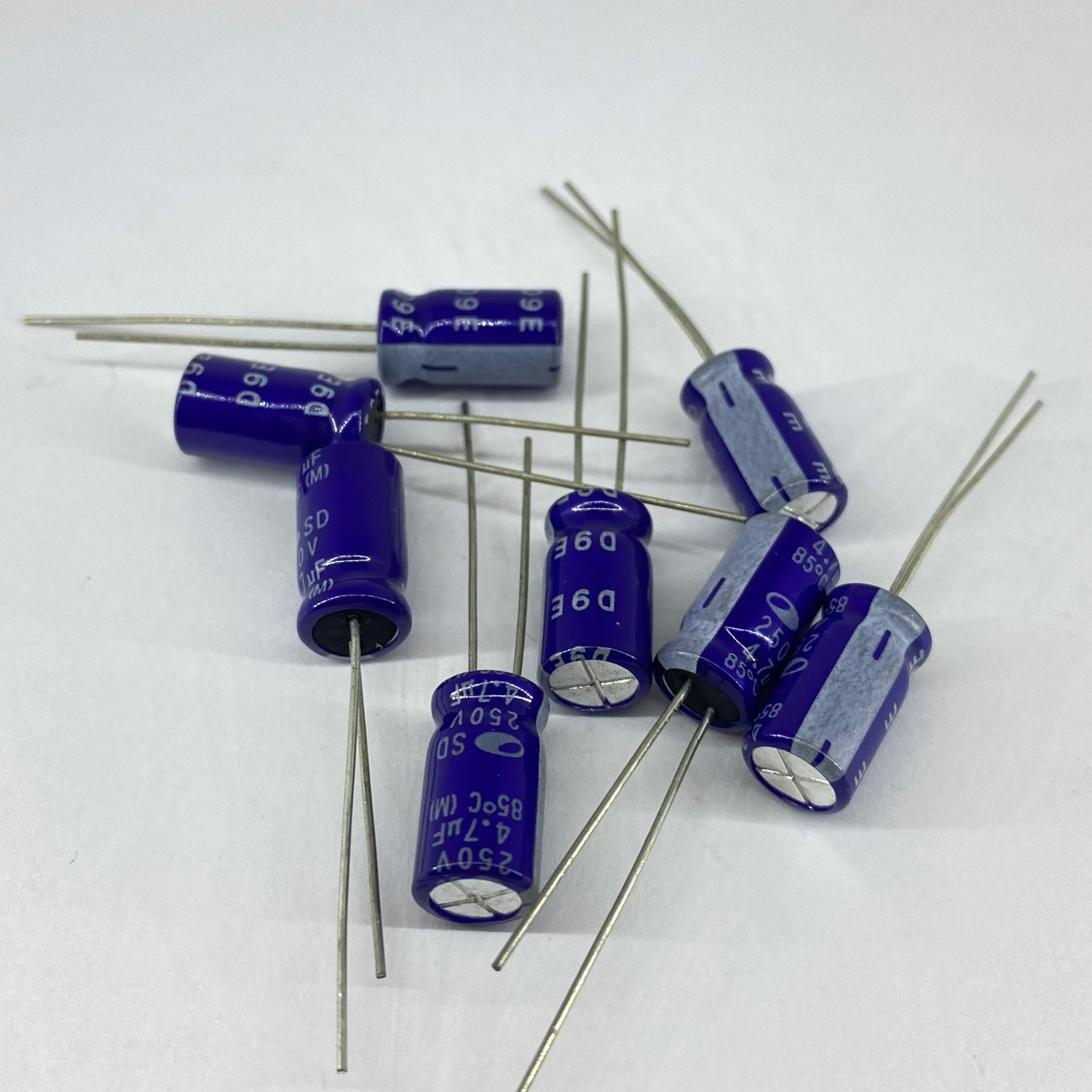 Электролитические конденсаторы 4,7 мкф x 250 В - 6,3x11 мм 85 °C SAMWHA, фото