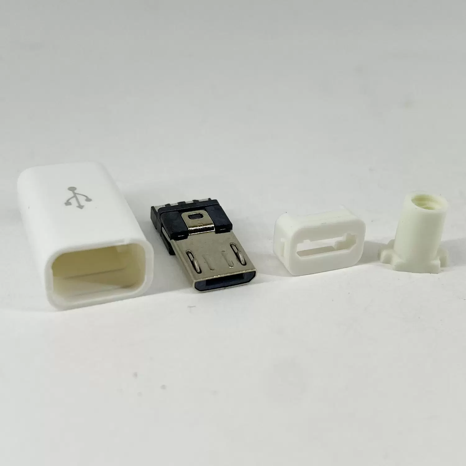 фото товара Штекер micro USB тип B, 5 контактов, под шнур , корпус бакелит белый