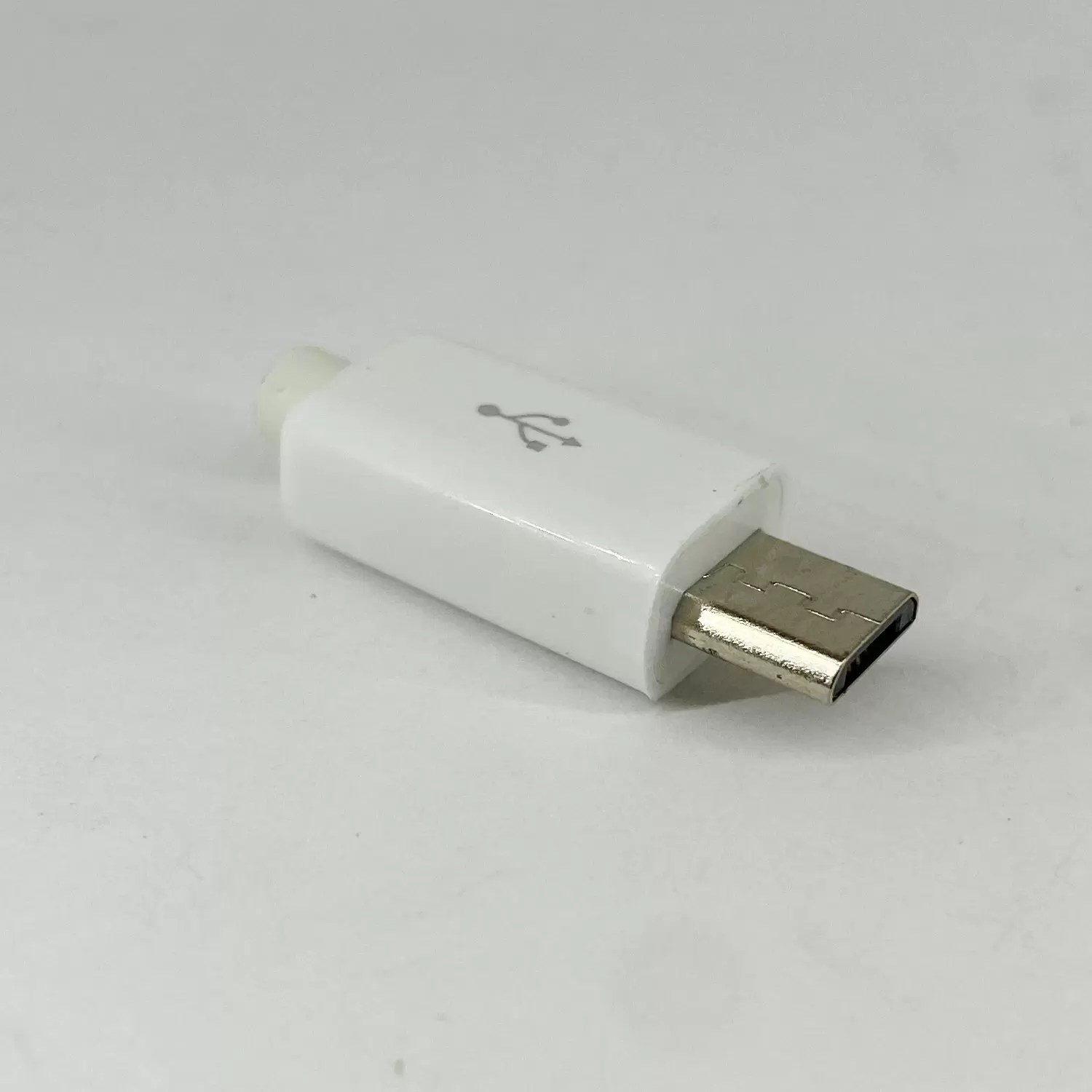 Купить Штекер micro USB тип B, 5 контактов, под шнур , корпус бакелит белый по низкой цене