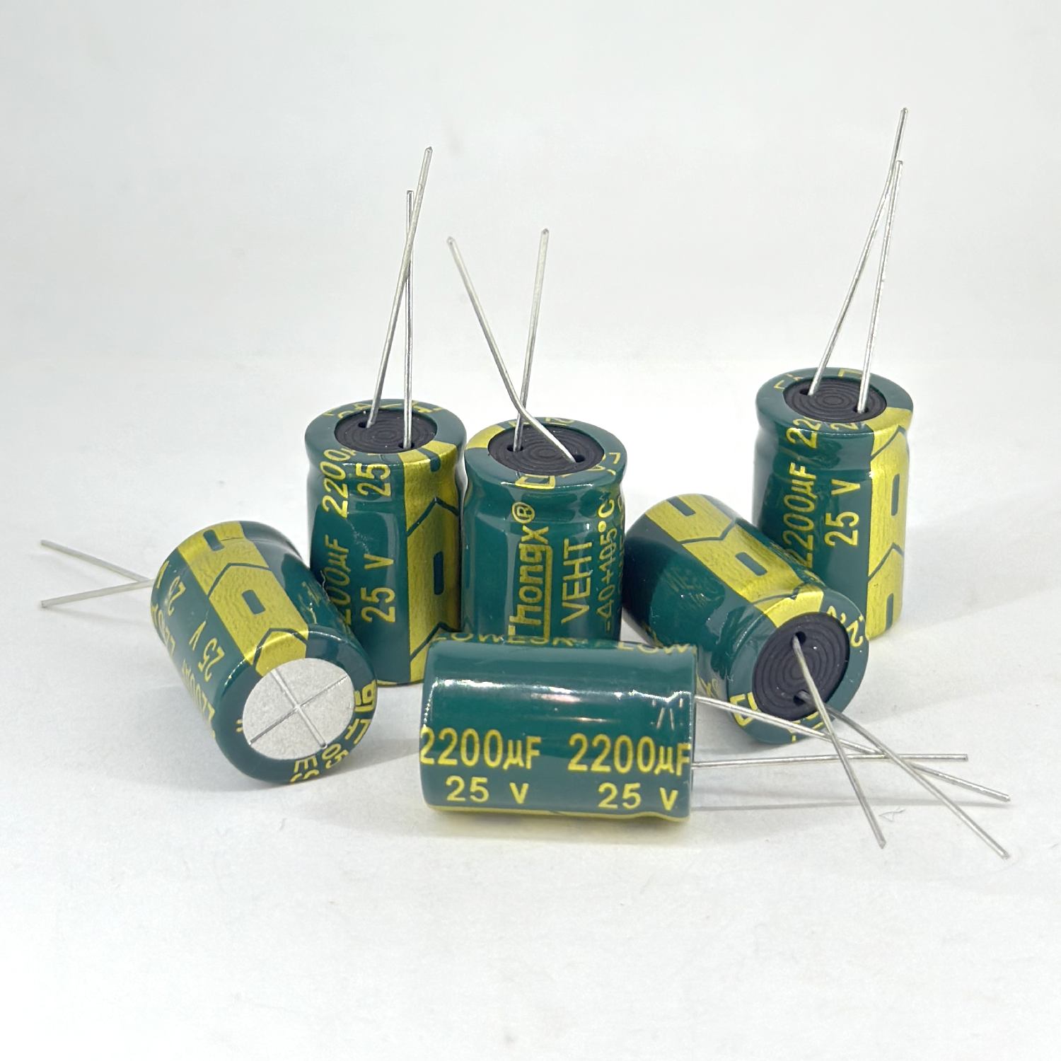 Купить Электролитические конденсаторы 2200 мкф x 25 В - 13x20 мм 105 °C ChongX (Low ESR) по низкой цене