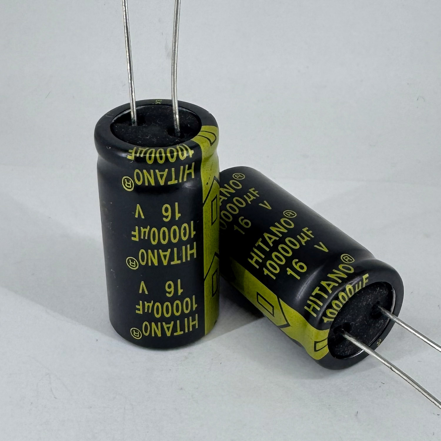 Купить Электролитические конденсаторы 10000 мкф x 16 В - 18x36 мм 105 °C HITANO (LOW ESR) по низкой цене