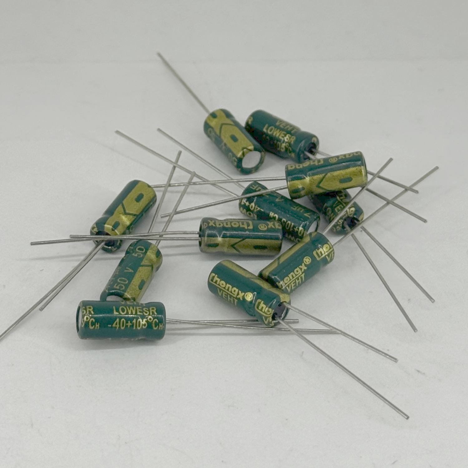 Купить Электролитические конденсаторы 47 мкф x 50 В - 6x11 мм 105 °C ChongX (Low ESR) по низкой цене