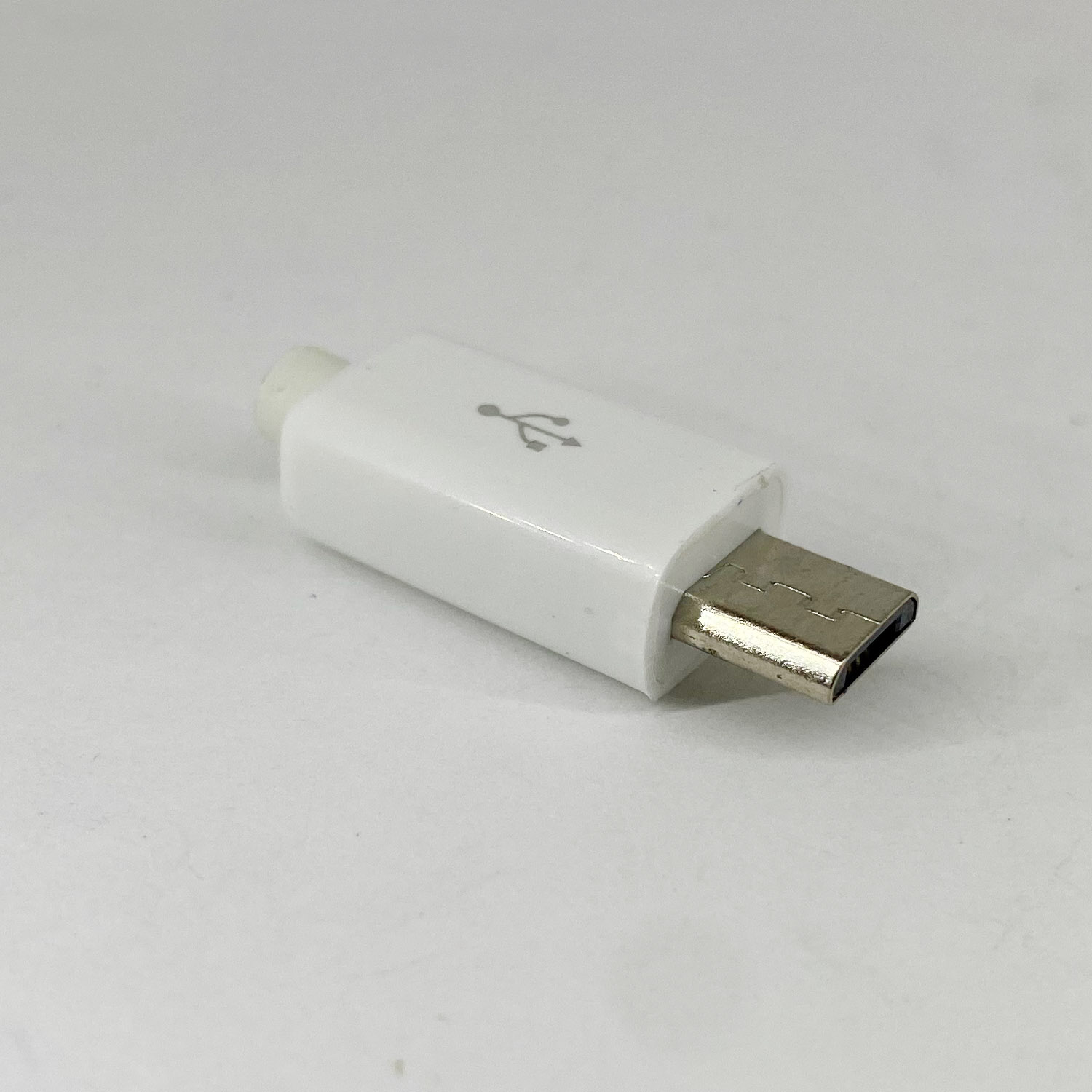 Купить Штекер micro USB тип B, 5 контактов, под шнур , корпус бакелит белый по низкой цене