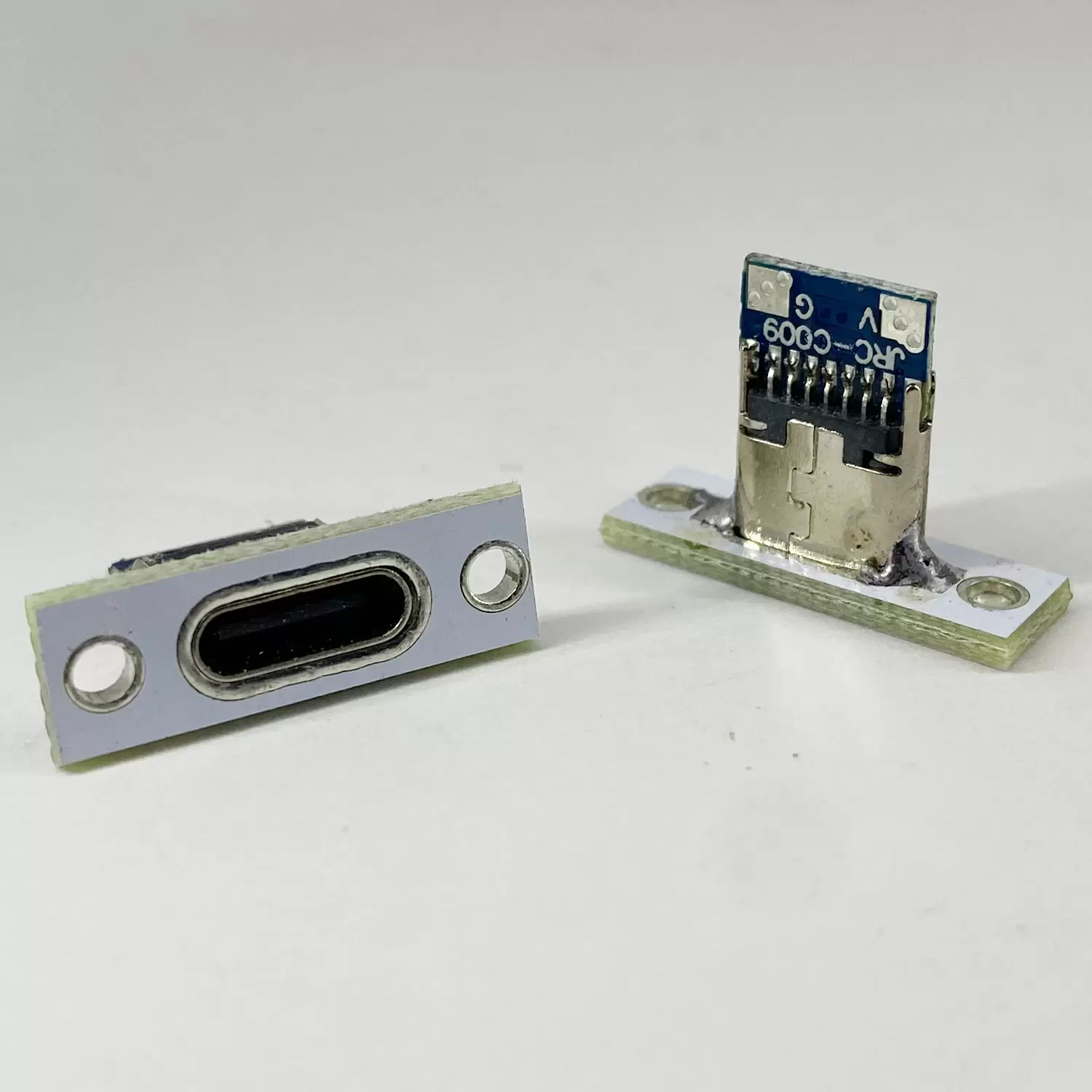 Модуль TYPE-C гнездо с белым фланцем для установки на панель и двумя выводами V,G Купить Модуль TYPE-C гнездо с белым фланцем для установки на панель и двумя выводами V,G по низкой цене